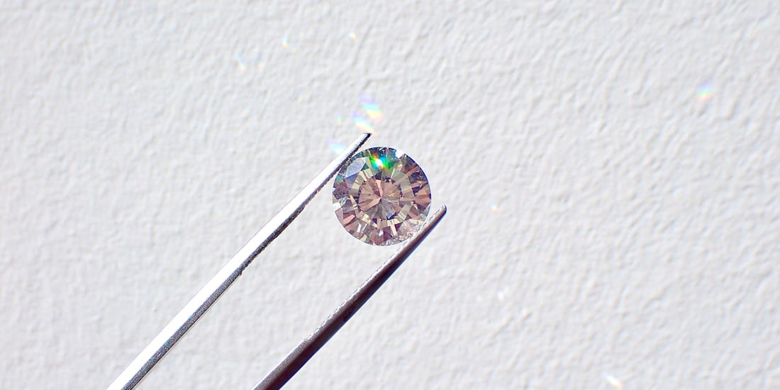 ocenjevanje kakovosti diamanta s pinceto – 4 C diamanta