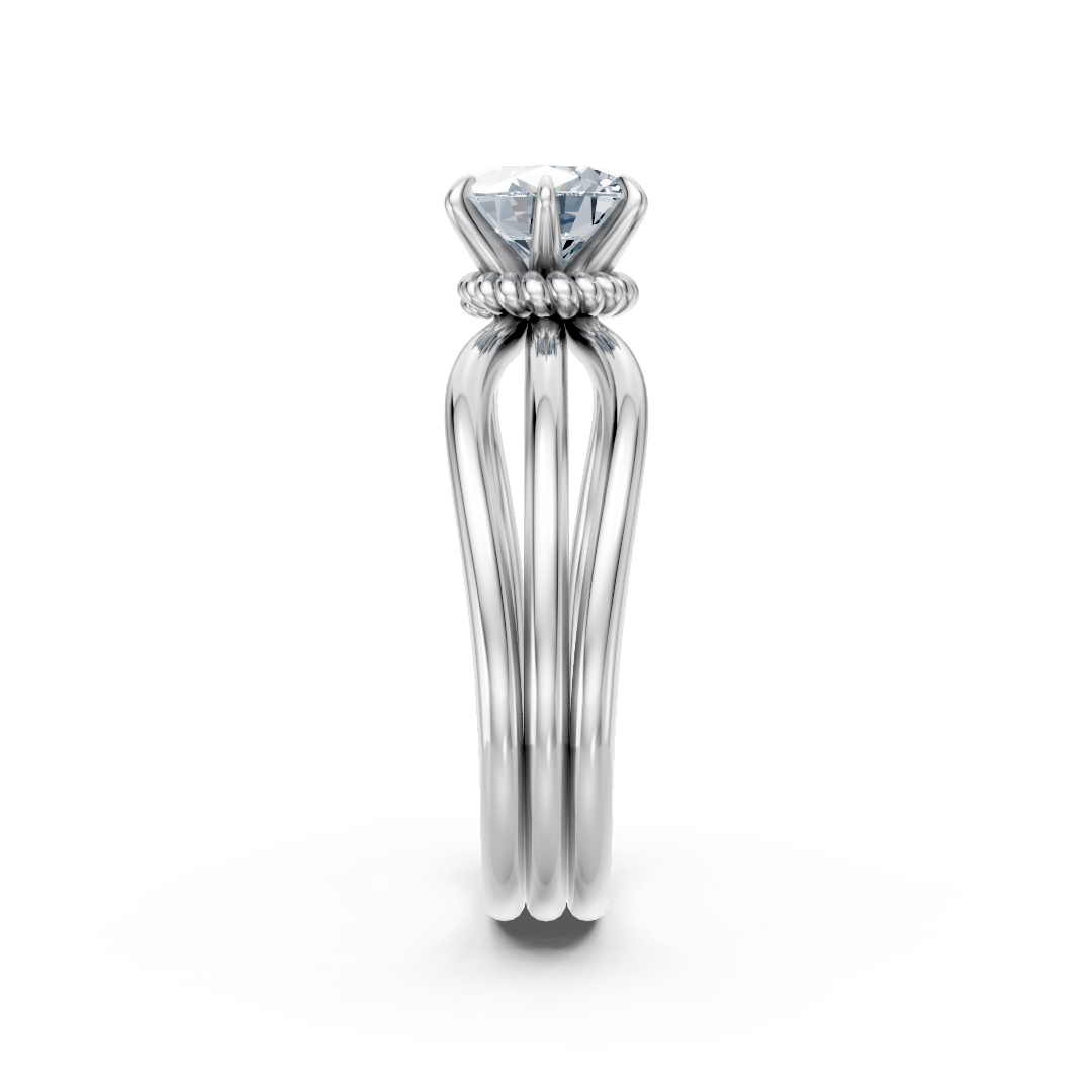 Zaročni prstan iz belega zlata Zlatarstvo Gajšek, elegantna oblika in sijoč diamant na sredini.