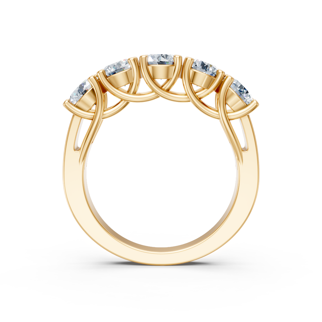 Zaročni prstan iz rumenega zlata Zlatarstvo Gajšek, elegantna oblika, sijoč diamant na sredini, za poseben trenutek.
