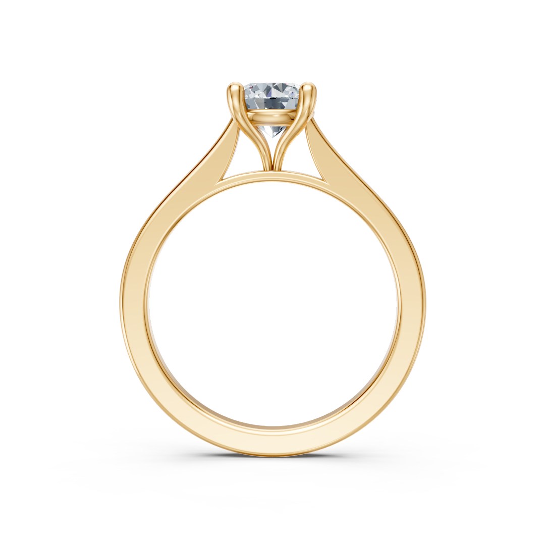 Zaročni prstan iz rumenega zlata Zlatarstvo Gajšek, elegantno oblikovan, poudarja sijoč diamant na sredini.